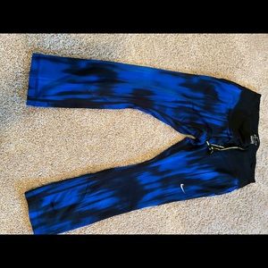 Small Nike quarter-length tights